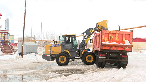  В Тазовском подходят к завершению работы по уборке снега во дворах многоквартирных домов 